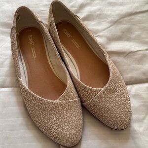 TOMS Beige Patterned Flats 8.5 - EUC